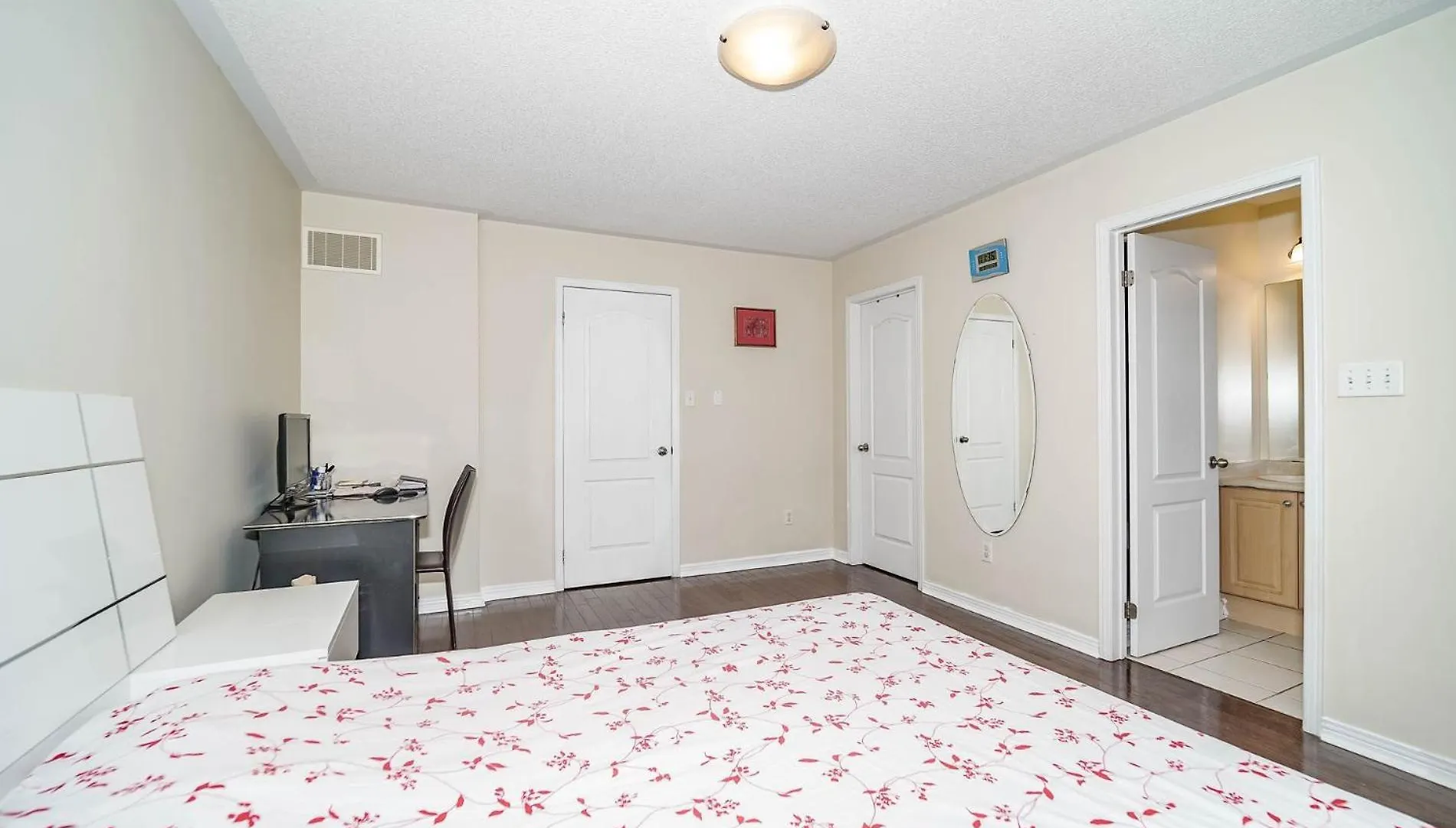 Homestay Beautiful Toronto Homestay- 15 Min To Downtown- Free Parking