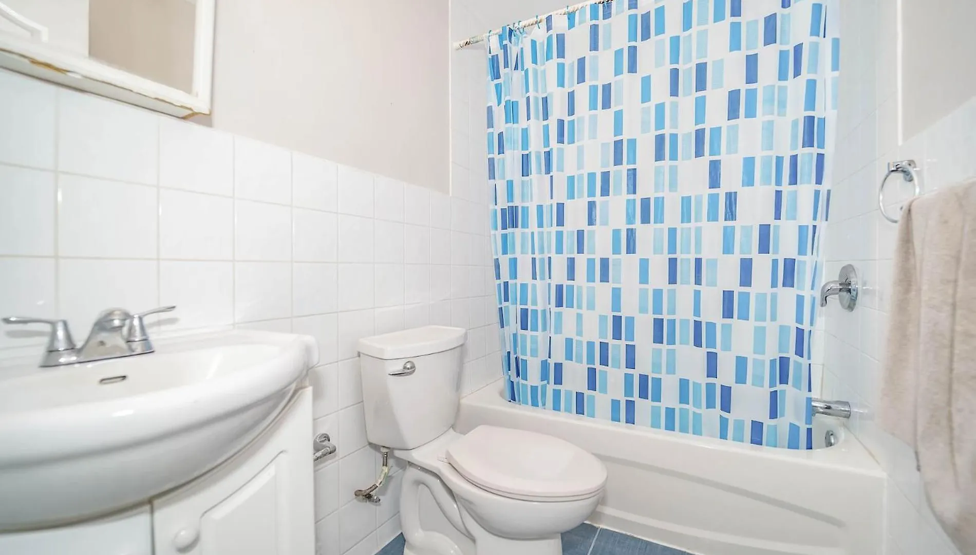 Beautiful Toronto Homestay- 15 Min To Downtown- Free Parking Homestay