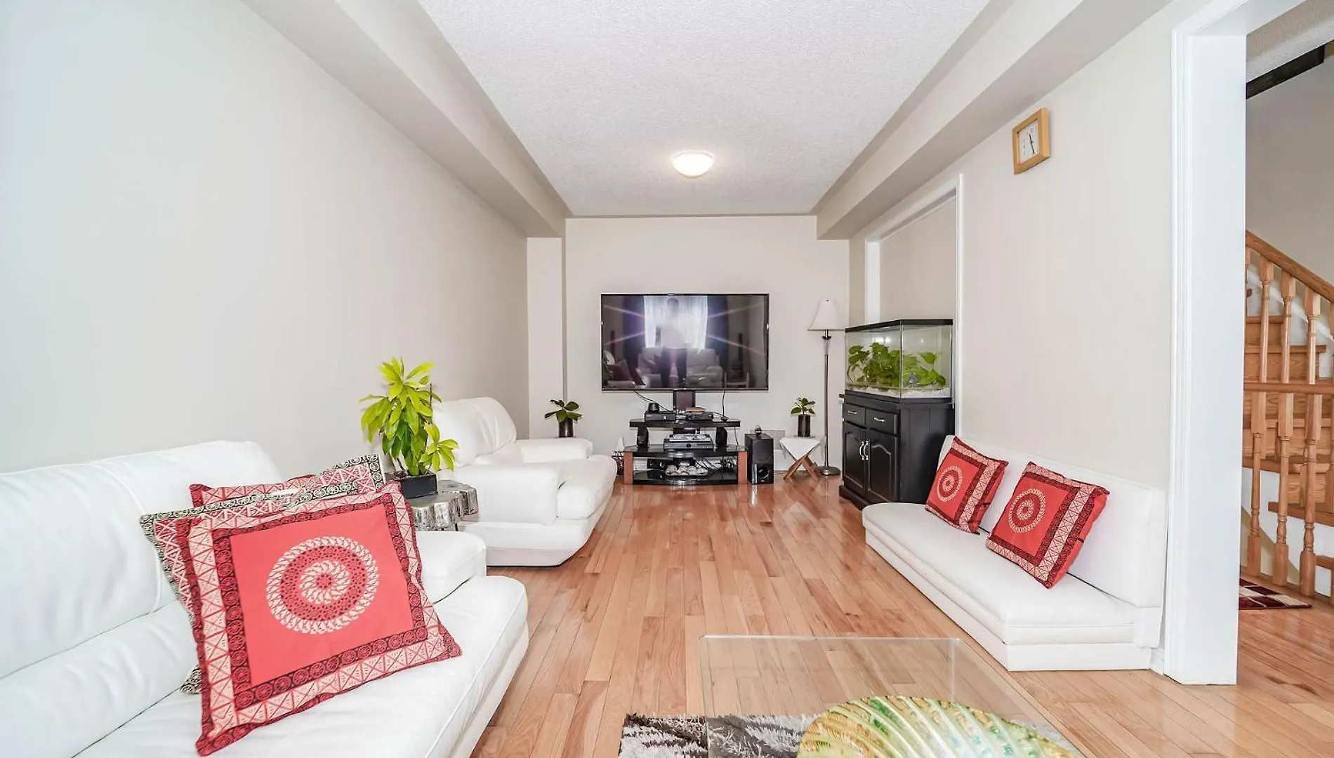 Beautiful Toronto Homestay- 15 Min To Downtown- Free Parking