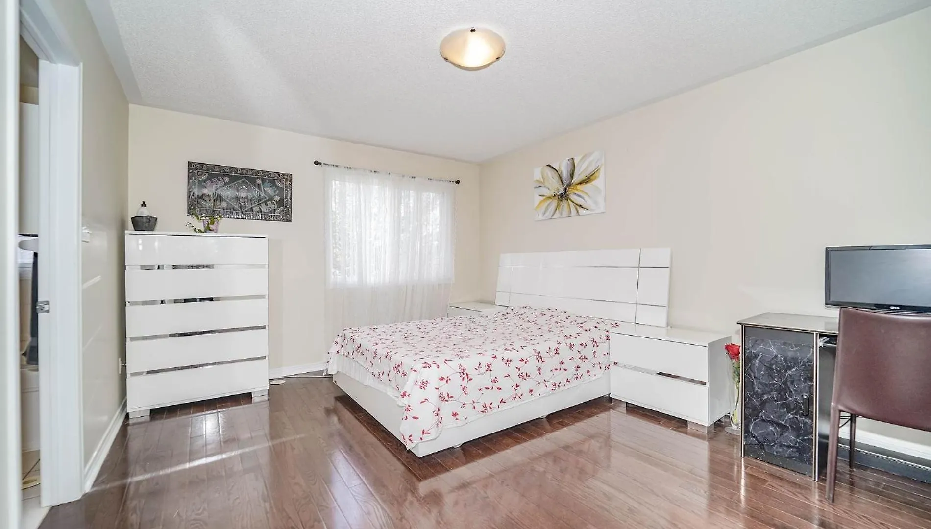 Beautiful Toronto Homestay- 15 Min To Downtown- Free Parking