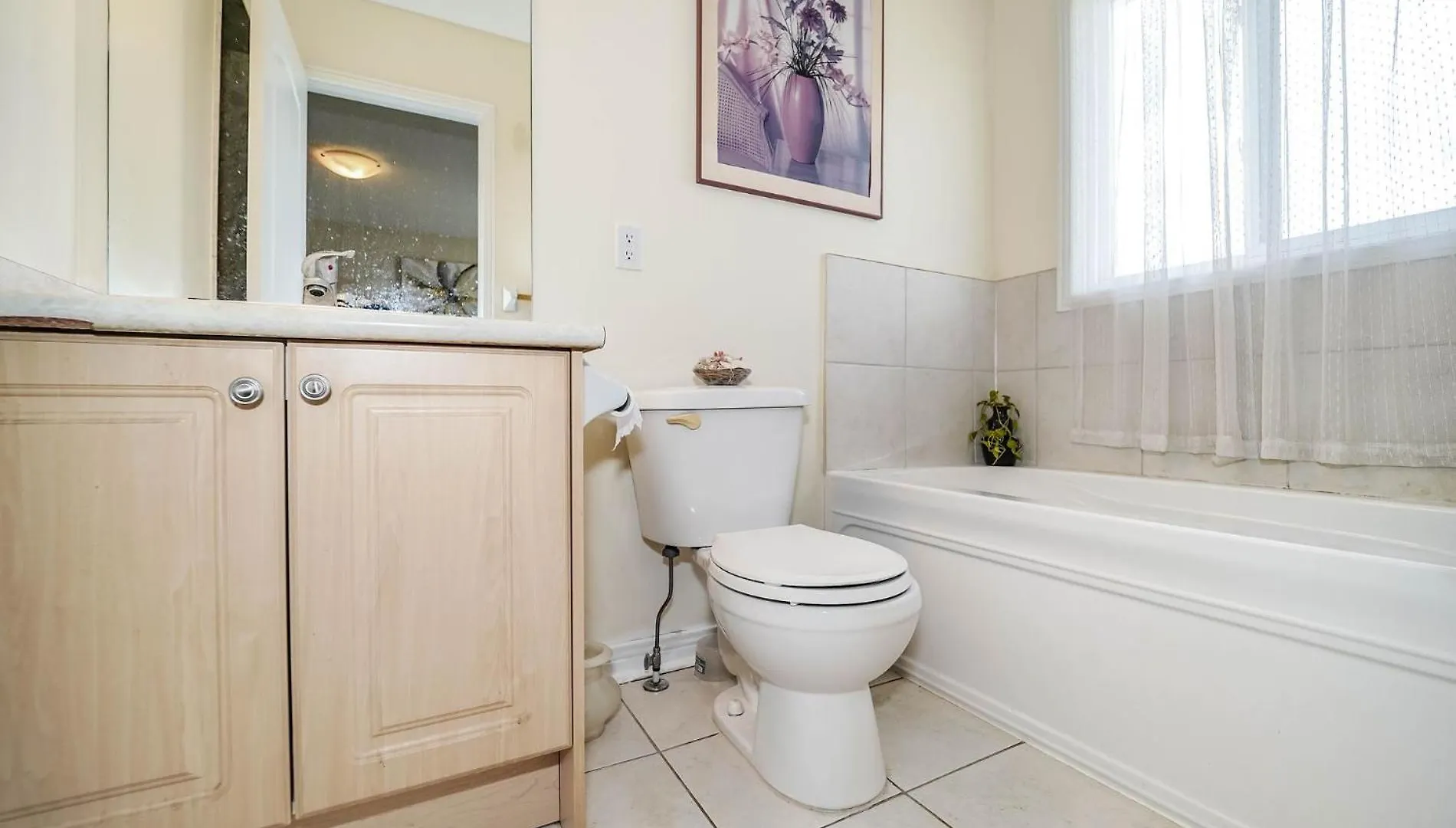 Beautiful Toronto Homestay- 15 Min To Downtown- Free Parking 0*,  Canada